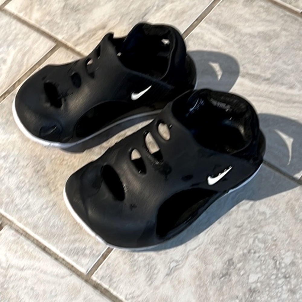 Black Nike toddler sandals
